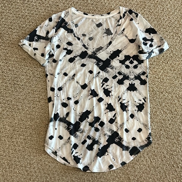 Lot Of Two Lululemon Short Sleeve V Neck Tees - Picture 3 of 3